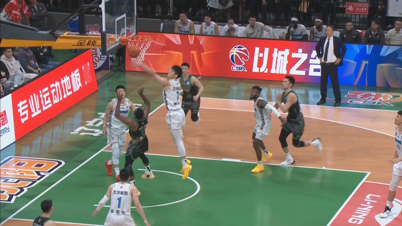 曾凡博釘板血帽弗格上籃 本場(chǎng)個(gè)人第6個(gè)蓋帽！